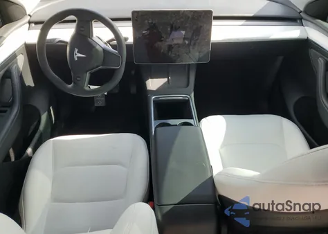 2024 Tesla Model Y z USA, uszkodzony, nr VIN 7SAYGAEEXRF021660